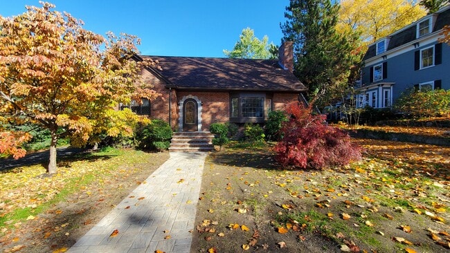 Building Photo - 10 Webster St Unit 1