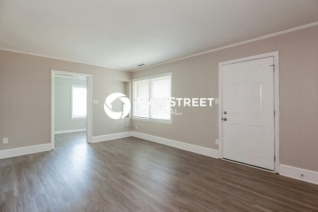 Photo - 3 Bedroom Pet-Friendly Home in Charlotte, NC with Main Street Renewal