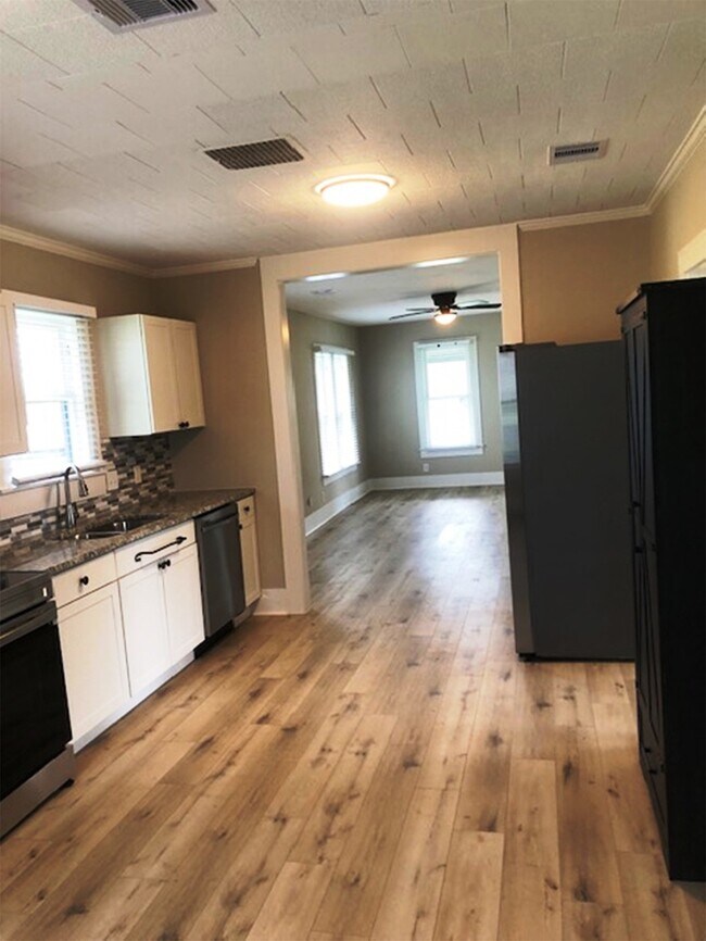 Photo - 3022 School St