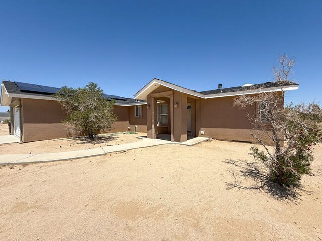 29 Palms Home with Garage - 29 Palms Home with Garage