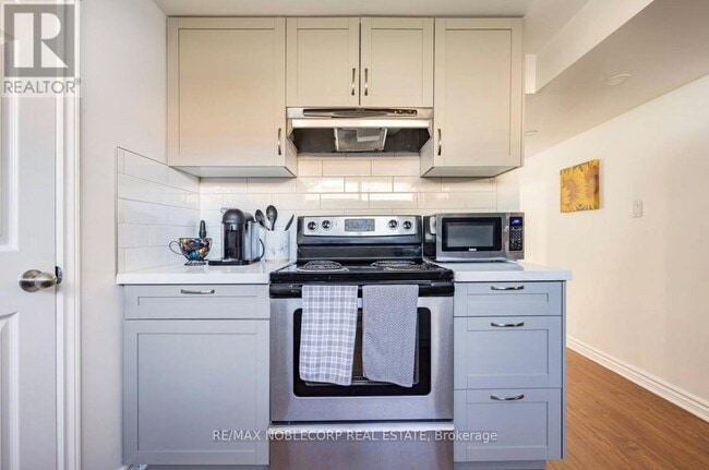 Photo - 4230 Bloor St W