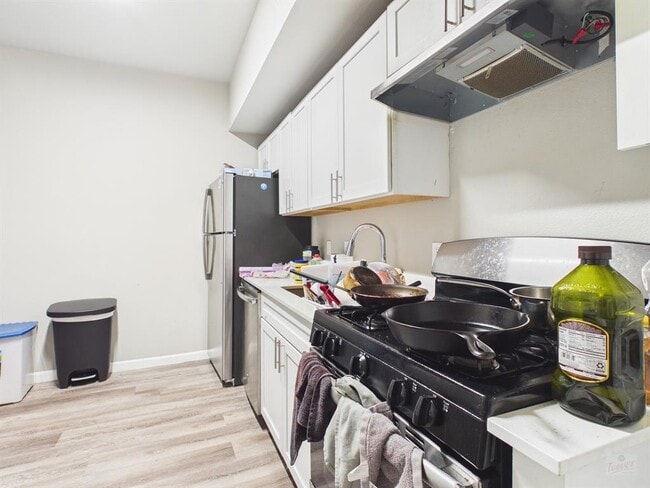 Building Photo - 911 W 22nd St Unit 404