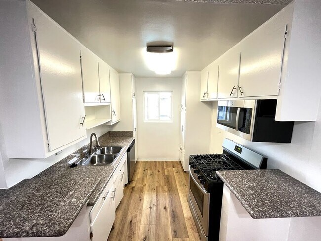 Photo - 5715 Vineland Ave