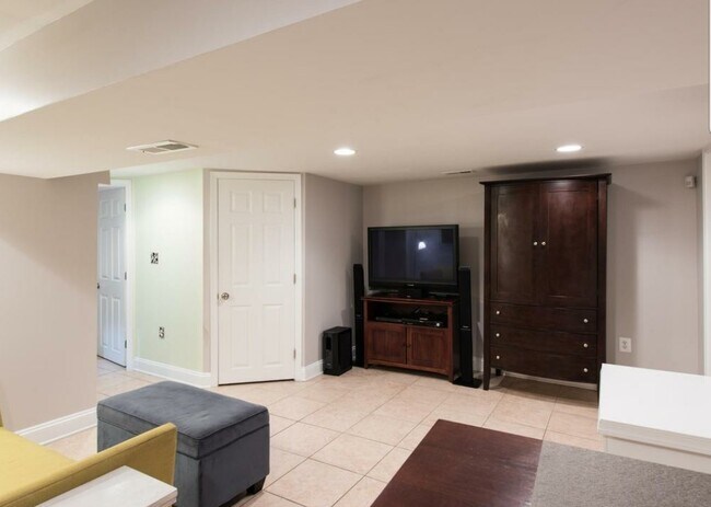 Photo - 632 Lamont St NW