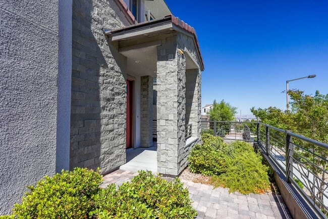 Photo - Summerlin Beauty With Bed and Bath On 1st Floor