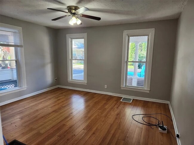 Photo - 905 Walnut St
