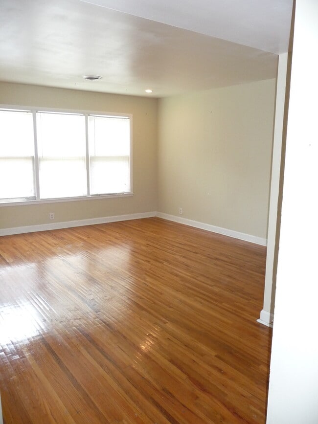 Building Photo - 246 White Bridge Pike Unit 246 C7 Rental