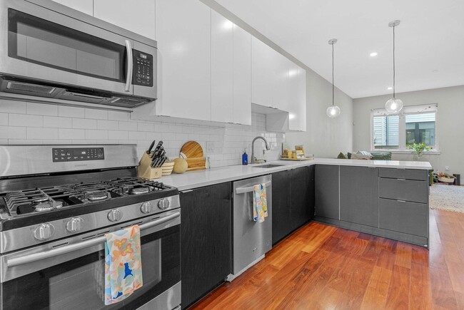 Building Photo - 1838 Frankford Ave Unit 1