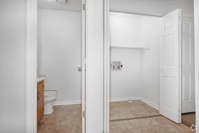 2BR, 2BA - 1,050SF - Laundry