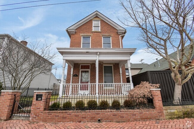 Building Photo - 450 E Beck St Rental