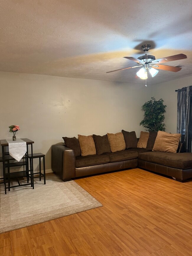 Building Photo - 11 Oak St Unit 13 Oak Street