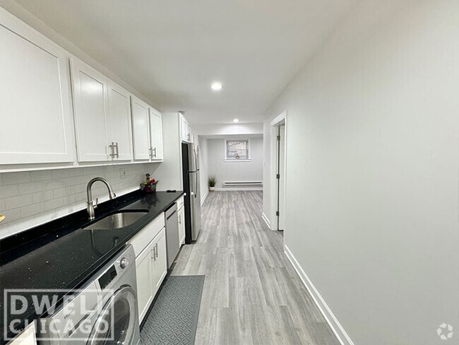 Building Photo - 730 W Roscoe St Rental