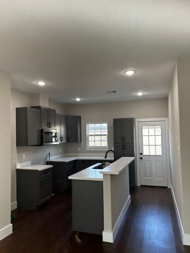 Photo - 704 Avenue I