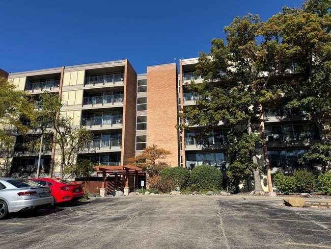 Building Photo - 5950 Oakwood Dr Unit 4C