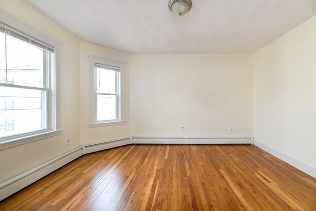 Building Photo - 305 Hurley St Unit 2