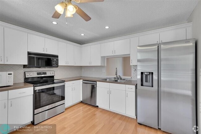 Building Photo - 2381 NE 14th Street Causeway Rental