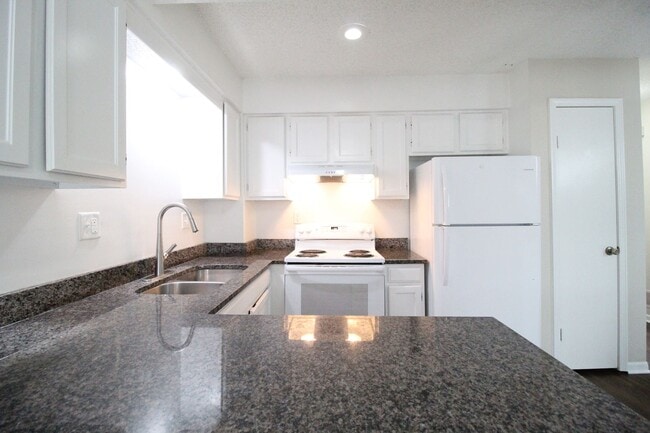 Photo - April FREE On This Fully Remodeled 2 Bedroom 1.5 Bath Duplex In Olathe