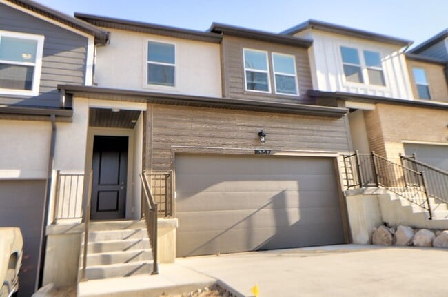 Building Photo - Townhome Just off of Redwood road