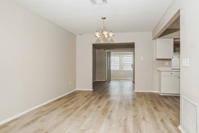 Photo - 6927 Roslyn Ct