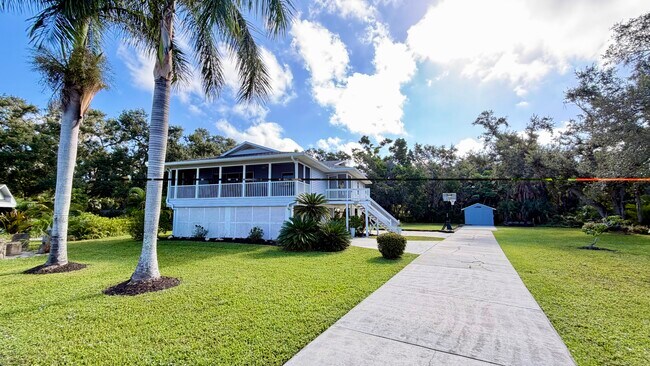 Plenty of parking. Space for RV or boat too. - 5203 15th St W