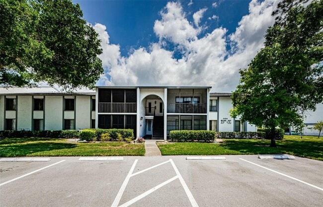 Building Photo - 1151 Pine Ridge Cir W Unit F1
