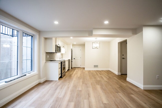 Photo - Stunning MODERN 2 Bdrm APARTMENT - Westmount * AVAIL Now *