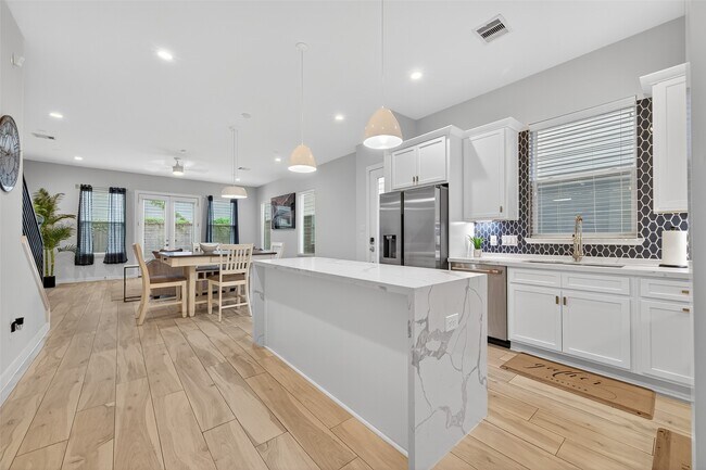 Building Photo - 2617 Live Oak St