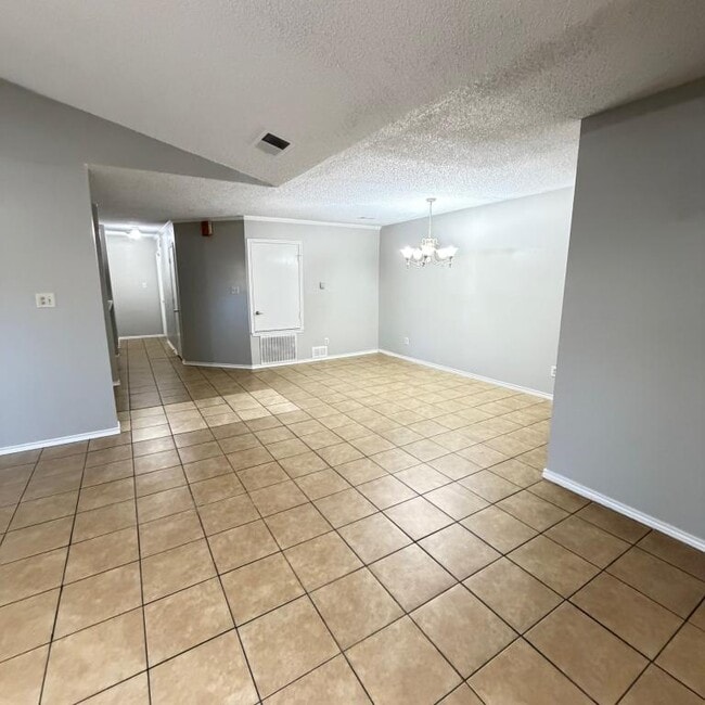 Photo - 2640 Glenmore Dr