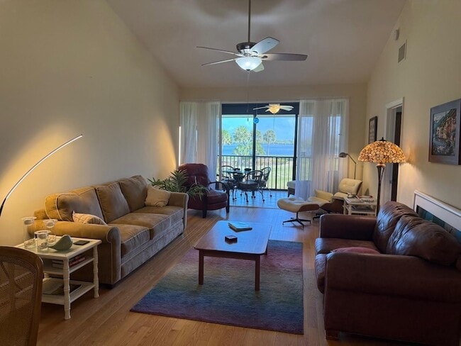 Photo - 6102 SE Landing Way Unidad 13