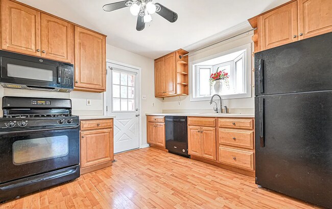 Photo - 1122 Monmouth Rd
