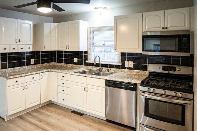 Kitchen - 601 Harlem Rd Unit Rear