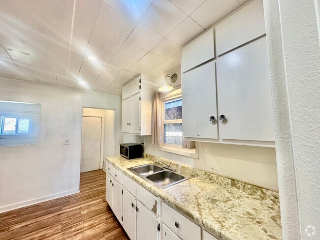 Building Photo - 2bdrm, 1 bath Cozy Cottage with fenced yard Rental