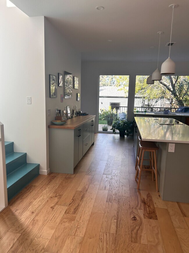 Photo - 1303-1315 15 St E