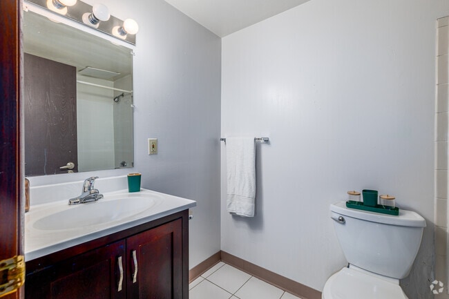 3BR, 2BA - 924SF - Bathroom
