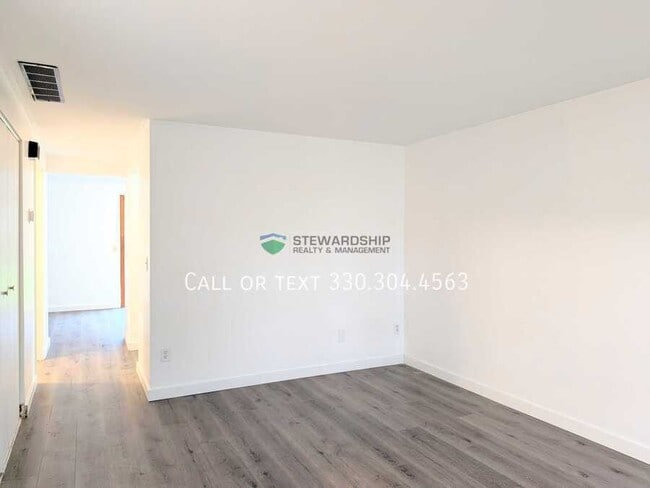 Photo - 372 Oak Mnr Ave NE