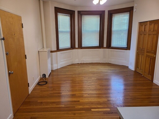 Building Photo - 907 Beacon St Unit 3