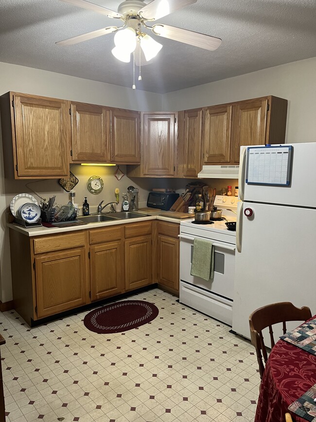 Kitchen - 595 Bay Rd Unit 200