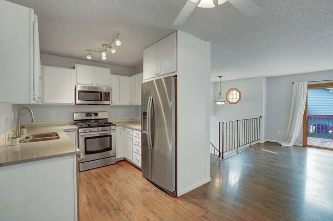 Kitchen - 880 Pontiac Ln