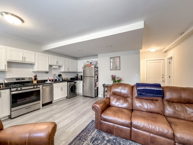 Building Photo - 715 W Roscoe St Unit J09P