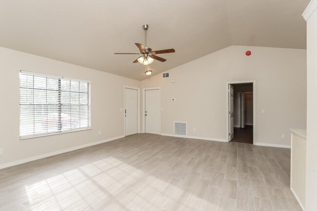Photo - 1067 Pappas Rd SE