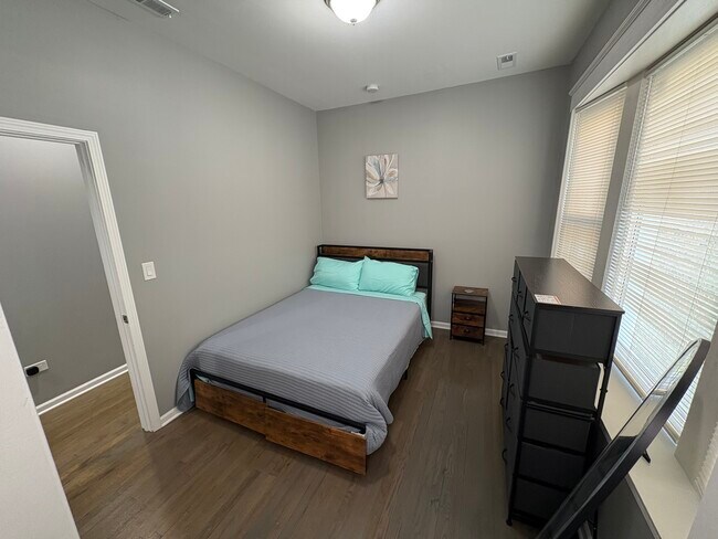 Photo - 1755 E 72nd St