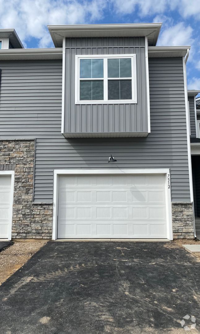 Building Photo - THREE BEDROOM/2.5 BATH TOWNHOME in Souther...