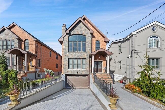Building Photo - 2063 Narragansett Ave Unit 2