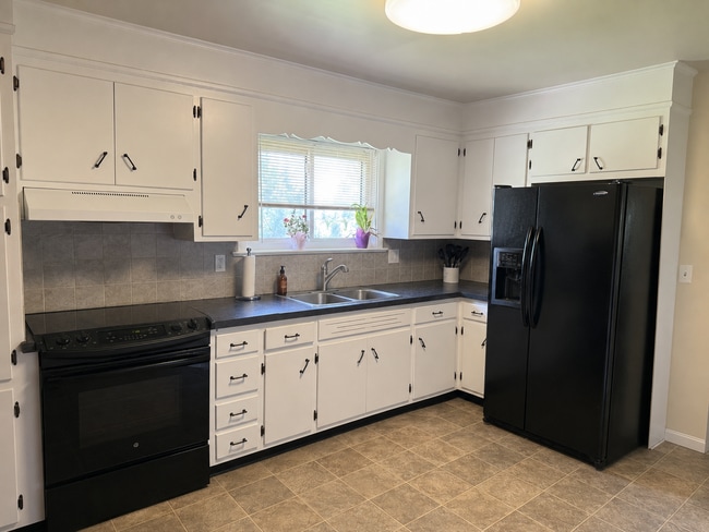 Photo - Well Maintained 2 Bedroom Ranch-style home - Full Size Basement!
