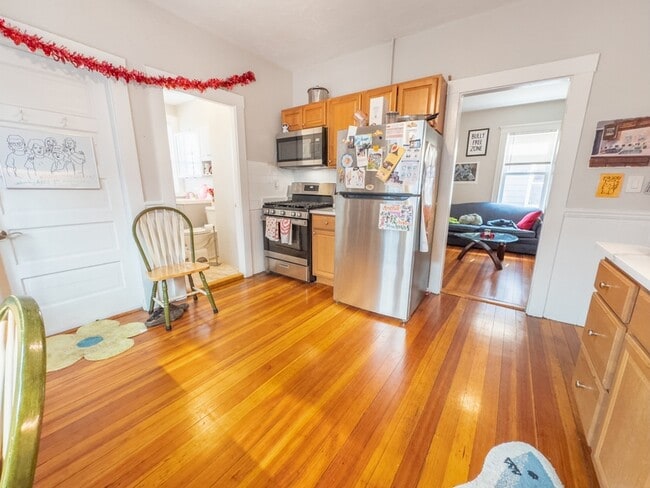 Building Photo - 70 Line St Unit 2