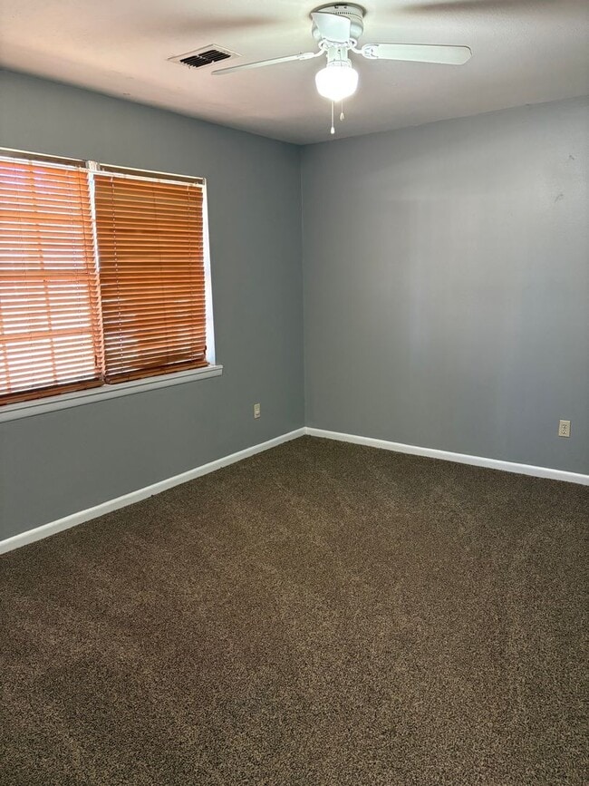 Photo - 3bed/1.5 Bath Duplex Astoria Park Unit 2446 Atlas Rd