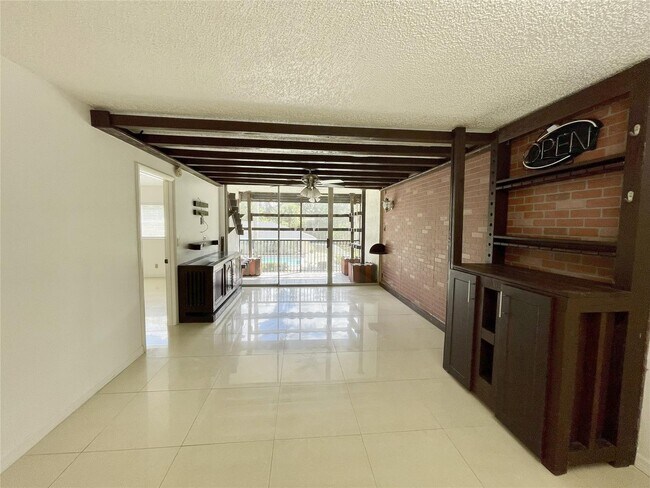 Building Photo - 5090 SW 64th Ave Unit 204