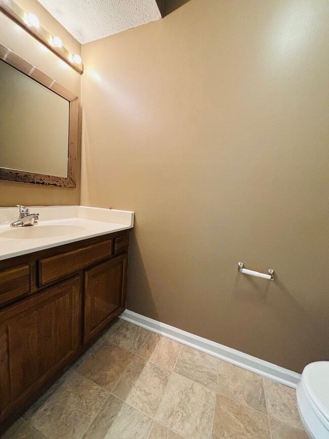 Photo - 931 Lora Ln