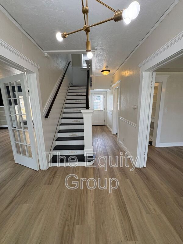 Photo - 209 E 11th St