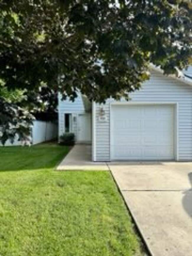 Building Photo - 382-388 E Leadora Ln Unit 388